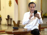 Pedagang Curhat Omzet Ambles, Jokowi: Semua Harus Disyukuri