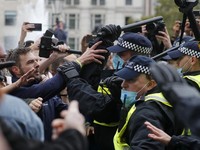 London Panas! Protes Tolak Lockdown Inggris Rusuh, 12 Terluka