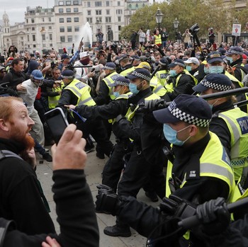Penampakan Demo Tolak Lockdown di Inggris yang Berujung Ricuh