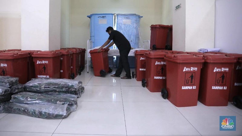 Petugas melintasi ruang isolasi mandiri pasien COVID-19 di Gelanggang Remaja Kecamatan Pademangan, Jakarta, Senin (28/9/2020). Sebanyak 30 bilik isolasi pasien Covid-19 disediakan dengan fasilitas tempat tidur, lemari, dan peralatan mandi. Gelanggang ini juga menjadi tempat percontohan graha sehat mandiri pasien Covid-19 di DKI berdasarkan kajian dari dewan riset DKI Jakarta. Meski belum diketahui pasti kapan Gelanggang Remaja Kecamatan Pademangan digunakan, prinsipnya Dispora DKI Jakarta menyiapkan fasilitas olahraga seperti Gelanggang Remaja dan GOR lainnya sebagai alternatif tempat untuk isolasi mandiri. (CNBC Indonesia/ Muhammad Sabki)