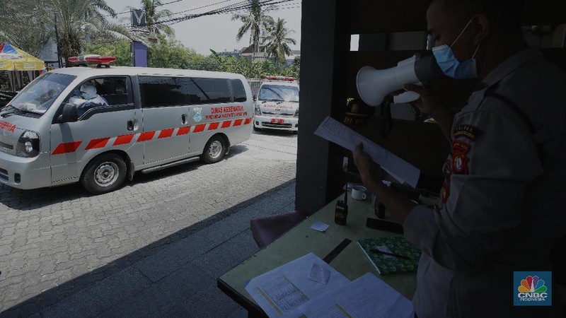 Pengemudi ambulan berpakaian hazmat atau alat pelindung diri (APD) yag membawa pasien orang tanpa gejala (OTG) di Hotel Yasmin, Karawaci, Kelurahan Binong, Kecamatan Curug, Kebupaten Tangerang, Senin (28/9/2020). (CNBC Indonesia/Tri Susilo) 

Seminggu beroperasi, satu gedung di Hotel Yasmin, Karawaci, Kelurahan Binong, Kecamatan Curug, Kabupaten Tangerang yang dijadikan tempat isolasi atau rumah singgah untuk pasien orang tanpa gejala (OTG) virus corona atau Covid-19 Kabupaten Tangerang penuh. 

Pantauan CNBC Indonesia, dalam sehari ada 30 lebih pasien (OTG) yang datang untuk diberikan perawatan. 

Penanggung jawab medis rumah inggah OTG Covid-19 Kabupaten Tangerang, Muchlis menjelaskan, 
