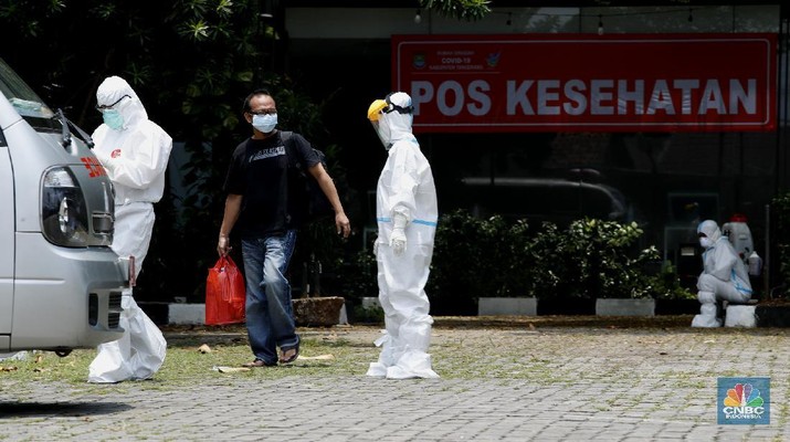 Pelayanan Pasien OTG di Hotel Yasmin Pengemudi ambulan berpakaian hazmat atau alat pelindung diri (APD) yag membawa pasien orang tanpa gejala (OTG) di Hotel Yasmin, Karawaci, Kelurahan Binong, Kecamatan Curug, Kebupaten Tangerang, Senin (28/9/2020). (CNBC Indonesia/Tri Susilo)
Seminggu beroperasi, satu gedung di Hotel Yasmin, Karawaci, Kelurahan Binong, Kecamatan Curug, Kabupaten Tangerang yang dijadikan tempat isolasi atau rumah singgah untuk pasien orang tanpa gejala (OTG) virus corona atau Covid-19 Kabupaten Tangerang penuh.
Pantauan CNBC Indonesia, dalam sehari ada 30 lebih pasien (OTG) yang datang untuk diberikan perawatan.
Penanggung jawab medis rumah inggah OTG Covid-19 Kabupaten Tangerang, Muchlis menjelaskan,