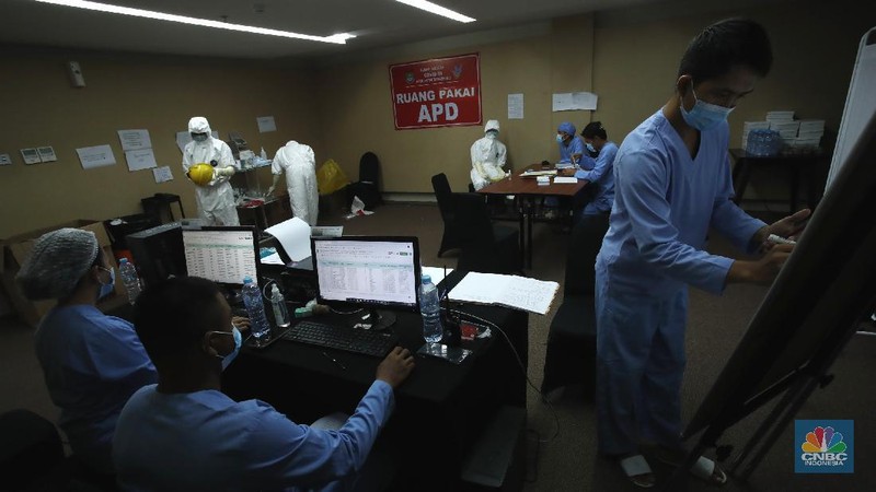 Pengemudi ambulan berpakaian hazmat atau alat pelindung diri (APD) yag membawa pasien orang tanpa gejala (OTG) di Hotel Yasmin, Karawaci, Kelurahan Binong, Kecamatan Curug, Kebupaten Tangerang, Senin (28/9/2020). (CNBC Indonesia/Tri Susilo) 

Seminggu beroperasi, satu gedung di Hotel Yasmin, Karawaci, Kelurahan Binong, Kecamatan Curug, Kabupaten Tangerang yang dijadikan tempat isolasi atau rumah singgah untuk pasien orang tanpa gejala (OTG) virus corona atau Covid-19 Kabupaten Tangerang penuh. 

Pantauan CNBC Indonesia, dalam sehari ada 30 lebih pasien (OTG) yang datang untuk diberikan perawatan. 

Penanggung jawab medis rumah inggah OTG Covid-19 Kabupaten Tangerang, Muchlis menjelaskan, 