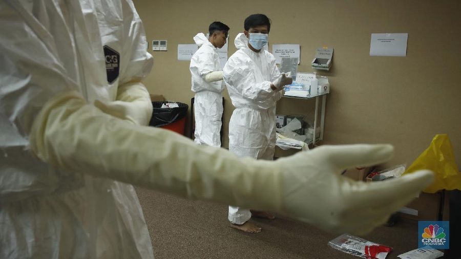 Pengemudi ambulan berpakaian hazmat atau alat pelindung diri (APD) yag membawa pasien orang tanpa gejala (OTG) di Hotel Yasmin, Karawaci, Kelurahan Binong, Kecamatan Curug, Kebupaten Tangerang, Senin (28/9/2020). (CNBC Indonesia/Tri Susilo) 

Seminggu beroperasi, satu gedung di Hotel Yasmin, Karawaci, Kelurahan Binong, Kecamatan Curug, Kabupaten Tangerang yang dijadikan tempat isolasi atau rumah singgah untuk pasien orang tanpa gejala (OTG) virus corona atau Covid-19 Kabupaten Tangerang penuh. 

Pantauan CNBC Indonesia, dalam sehari ada 30 lebih pasien (OTG) yang datang untuk diberikan perawatan. 

Penanggung jawab medis rumah inggah OTG Covid-19 Kabupaten Tangerang, Muchlis menjelaskan, 