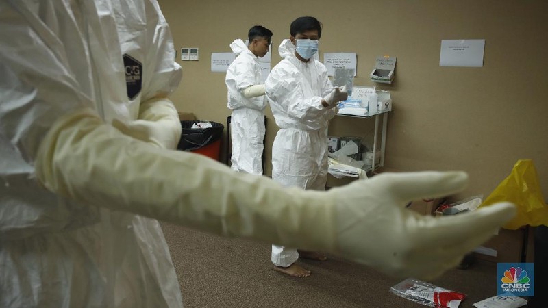 Pengemudi ambulan berpakaian hazmat atau alat pelindung diri (APD) yag membawa pasien orang tanpa gejala (OTG) di Hotel Yasmin, Karawaci, Kelurahan Binong, Kecamatan Curug, Kebupaten Tangerang, Senin (28/9/2020). (CNBC Indonesia/Tri Susilo) 

Seminggu beroperasi, satu gedung di Hotel Yasmin, Karawaci, Kelurahan Binong, Kecamatan Curug, Kabupaten Tangerang yang dijadikan tempat isolasi atau rumah singgah untuk pasien orang tanpa gejala (OTG) virus corona atau Covid-19 Kabupaten Tangerang penuh. 

Pantauan CNBC Indonesia, dalam sehari ada 30 lebih pasien (OTG) yang datang untuk diberikan perawatan. 

Penanggung jawab medis rumah inggah OTG Covid-19 Kabupaten Tangerang, Muchlis menjelaskan, 