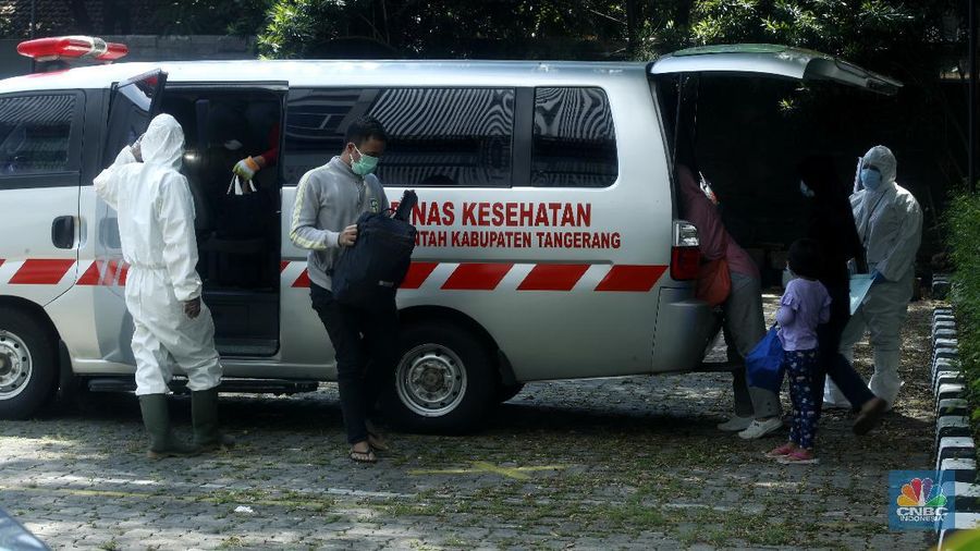 Pengemudi ambulan berpakaian hazmat atau alat pelindung diri (APD) yag membawa pasien orang tanpa gejala (OTG) di Hotel Yasmin, Karawaci, Kelurahan Binong, Kecamatan Curug, Kebupaten Tangerang, Senin (28/9/2020). (CNBC Indonesia/Tri Susilo) 

Seminggu beroperasi, satu gedung di Hotel Yasmin, Karawaci, Kelurahan Binong, Kecamatan Curug, Kabupaten Tangerang yang dijadikan tempat isolasi atau rumah singgah untuk pasien orang tanpa gejala (OTG) virus corona atau Covid-19 Kabupaten Tangerang penuh. 

Pantauan CNBC Indonesia, dalam sehari ada 30 lebih pasien (OTG) yang datang untuk diberikan perawatan. 

Penanggung jawab medis rumah inggah OTG Covid-19 Kabupaten Tangerang, Muchlis menjelaskan, 