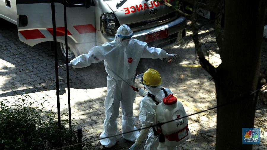 Pengemudi ambulan berpakaian hazmat atau alat pelindung diri (APD) yag membawa pasien orang tanpa gejala (OTG) di Hotel Yasmin, Karawaci, Kelurahan Binong, Kecamatan Curug, Kebupaten Tangerang, Senin (28/9/2020). (CNBC Indonesia/Tri Susilo) 

Seminggu beroperasi, satu gedung di Hotel Yasmin, Karawaci, Kelurahan Binong, Kecamatan Curug, Kabupaten Tangerang yang dijadikan tempat isolasi atau rumah singgah untuk pasien orang tanpa gejala (OTG) virus corona atau Covid-19 Kabupaten Tangerang penuh. 

Pantauan CNBC Indonesia, dalam sehari ada 30 lebih pasien (OTG) yang datang untuk diberikan perawatan. 

Penanggung jawab medis rumah inggah OTG Covid-19 Kabupaten Tangerang, Muchlis menjelaskan, 