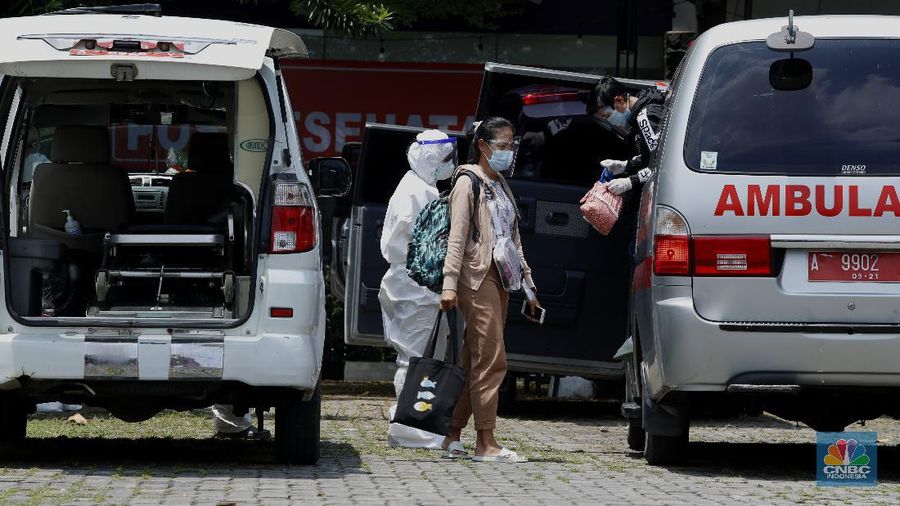 Pengemudi ambulan berpakaian hazmat atau alat pelindung diri (APD) yag membawa pasien orang tanpa gejala (OTG) di Hotel Yasmin, Karawaci, Kelurahan Binong, Kecamatan Curug, Kebupaten Tangerang, Senin (28/9/2020). (CNBC Indonesia/Tri Susilo) 

Seminggu beroperasi, satu gedung di Hotel Yasmin, Karawaci, Kelurahan Binong, Kecamatan Curug, Kabupaten Tangerang yang dijadikan tempat isolasi atau rumah singgah untuk pasien orang tanpa gejala (OTG) virus corona atau Covid-19 Kabupaten Tangerang penuh. 

Pantauan CNBC Indonesia, dalam sehari ada 30 lebih pasien (OTG) yang datang untuk diberikan perawatan. 

Penanggung jawab medis rumah inggah OTG Covid-19 Kabupaten Tangerang, Muchlis menjelaskan, 