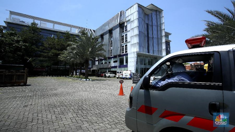 Pengemudi ambulan berpakaian hazmat atau alat pelindung diri (APD) yag membawa pasien orang tanpa gejala (OTG) di Hotel Yasmin, Karawaci, Kelurahan Binong, Kecamatan Curug, Kebupaten Tangerang, Senin (28/9/2020). (²©²ÊÍøÕ¾/Tri Susilo)
Seminggu beroperasi, satu gedung di Hotel Yasmin, Karawaci, Kelurahan Binong, Kecamatan Curug, Kabupaten Tangerang yang dijadikan tempat isolasi atau rumah singgah untuk pasien orang tanpa gejala (OTG) virus corona atau Covid-19 Kabupaten Tangerang penuh.
Pantauan ²©²ÊÍøÕ¾, dalam sehari ada 30 lebih pasien (OTG) yang datang untuk diberikan perawatan.
Penanggung jawab medis rumah inggah OTG Covid-19 Kabupaten Tangerang, Muchlis menjelaskan,
