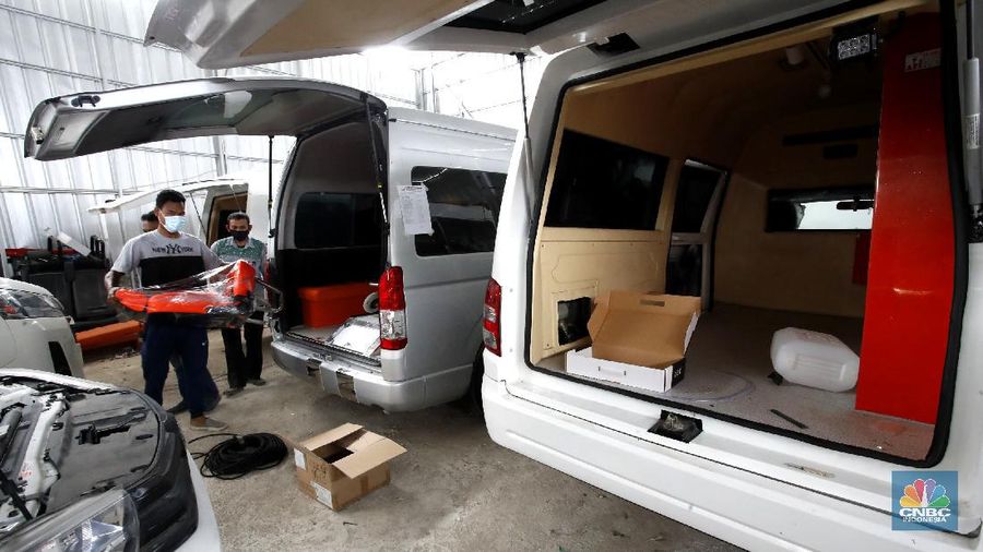 Pekerja menyelesaikan proses pemasangan fasilitas kesehatan didalam mobil ambulance dalam perakitan dikawasan Babelan, Kebupaten Bekasi, Jawa Barat, Senin (28/9/2020). (CNBC Indonesia/Tri Susilo) 

Perakitan mobil ambulance dengan bermacam jenis dan tipe yang dikerjakan di workshop ini.

Semakin meningkatnya jumlah penambahan kasus positif Covid-19 per harinya berdampak pada meningkatnya pemenuhan kebutuhan alat kesehatan untuk membantu kinerja para tenaga kesehatan di lapangan.

Salah satunya kebutuhan armada mobil ambulans. Mobil yang digunakan untuk membawa pasien ke rumah sakit rujukan ini mengalami peningkatan pemesanan dari seluruh daerah di Indonesia.

Yasin (52 tahun), salah satu pegawai di perusahaan karoseri khusus mobil ambulans di kawasan Bekasi, Jawa Barat mengatakan, pemesanan mobil ambulans di perusahaannya meningkat tajam hingga 100 persen saat pandemi Covid-19 melanda Indonesia.

Menurutnya, per bulan sebelum pandemi Covid-19 pemesanan mobil ambulans hanya mencapai sekitar dua unit saja. Namun, semenjak Maret 2020 hingga saat ini pesanan unit ambulans semakin meningkat hingga mencapai 15 unit per bulan.

Harga yang ditawarkan juga beragam mulai dari dua puluh juta rupiah per unit hingga milliaran rupiah tergantung spesifikasi yang dipesan oleh pelanggan.

