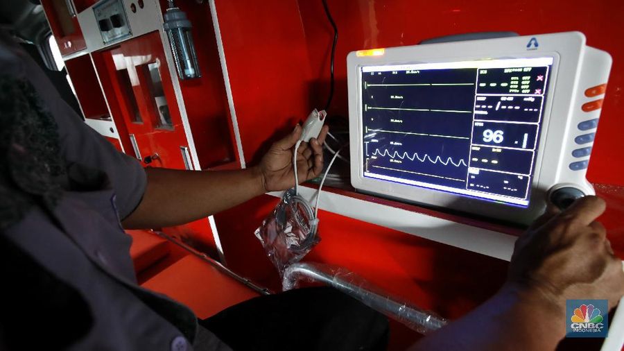 Pekerja menyelesaikan proses pemasangan fasilitas kesehatan didalam mobil ambulance dalam perakitan dikawasan Babelan, Kebupaten Bekasi, Jawa Barat, Senin (28/9/2020). (CNBC Indonesia/Tri Susilo)
Perakitan mobil ambulance dengan bermacam jenis dan tipe yang dikerjakan di workshop ini.
Semakin meningkatnya jumlah penambahan kasus positif Covid-19 per harinya berdampak pada meningkatnya pemenuhan kebutuhan alat kesehatan untuk membantu kinerja para tenaga kesehatan di lapangan.
Salah satunya kebutuhan armada mobil ambulans. Mobil yang digunakan untuk membawa pasien ke rumah sakit rujukan ini mengalami peningkatan pemesanan dari seluruh daerah di Indonesia.
Yasin (52 tahun), salah satu pegawai di perusahaan karoseri khusus mobil ambulans di kawasan Bekasi, Jawa Barat mengatakan, pemesanan mobil ambulans di perusahaannya meningkat tajam hingga 100 persen saat pandemi Covid-19 melanda Indonesia.
Menurutnya, per bulan sebelum pandemi Covid-19 pemesanan mobil ambulans hanya mencapai sekitar dua unit saja. Namun, semenjak Maret 2020 hingga saat ini pesanan unit ambulans semakin meningkat hingga mencapai 15 unit per bulan.
Harga yang ditawarkan juga beragam mulai dari dua puluh juta rupiah per unit hingga milliaran rupiah tergantung spesifikasi yang dipesan oleh pelanggan.