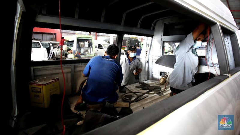 Pekerja menyelesaikan proses pemasangan fasilitas kesehatan didalam mobil ambulance dalam perakitan dikawasan Babelan, Kebupaten Bekasi, Jawa Barat, Senin (28/9/2020). (CNBC Indonesia/Tri Susilo) 

Perakitan mobil ambulance dengan bermacam jenis dan tipe yang dikerjakan di workshop ini.

Semakin meningkatnya jumlah penambahan kasus positif Covid-19 per harinya berdampak pada meningkatnya pemenuhan kebutuhan alat kesehatan untuk membantu kinerja para tenaga kesehatan di lapangan.

Salah satunya kebutuhan armada mobil ambulans. Mobil yang digunakan untuk membawa pasien ke rumah sakit rujukan ini mengalami peningkatan pemesanan dari seluruh daerah di Indonesia.

Yasin (52 tahun), salah satu pegawai di perusahaan karoseri khusus mobil ambulans di kawasan Bekasi, Jawa Barat mengatakan, pemesanan mobil ambulans di perusahaannya meningkat tajam hingga 100 persen saat pandemi Covid-19 melanda Indonesia.

Menurutnya, per bulan sebelum pandemi Covid-19 pemesanan mobil ambulans hanya mencapai sekitar dua unit saja. Namun, semenjak Maret 2020 hingga saat ini pesanan unit ambulans semakin meningkat hingga mencapai 15 unit per bulan.

Harga yang ditawarkan juga beragam mulai dari dua puluh juta rupiah per unit hingga milliaran rupiah tergantung spesifikasi yang dipesan oleh pelanggan.

