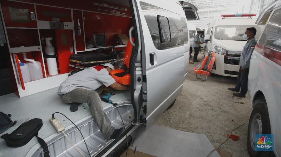 Pekerja menyelesaikan proses pemasangan fasilitas kesehatan didalam mobil ambulance dalam perakitan dikawasan Babelan, Kebupaten Bekasi, Jawa Barat, Senin (28/9/2020). (CNBC Indonesia/Tri Susilo) 

Perakitan mobil ambulance dengan bermacam jenis dan tipe yang dikerjakan di workshop ini.

Semakin meningkatnya jumlah penambahan kasus positif Covid-19 per harinya berdampak pada meningkatnya pemenuhan kebutuhan alat kesehatan untuk membantu kinerja para tenaga kesehatan di lapangan.

Salah satunya kebutuhan armada mobil ambulans. Mobil yang digunakan untuk membawa pasien ke rumah sakit rujukan ini mengalami peningkatan pemesanan dari seluruh daerah di Indonesia.

Yasin (52 tahun), salah satu pegawai di perusahaan karoseri khusus mobil ambulans di kawasan Bekasi, Jawa Barat mengatakan, pemesanan mobil ambulans di perusahaannya meningkat tajam hingga 100 persen saat pandemi Covid-19 melanda Indonesia.

Menurutnya, per bulan sebelum pandemi Covid-19 pemesanan mobil ambulans hanya mencapai sekitar dua unit saja. Namun, semenjak Maret 2020 hingga saat ini pesanan unit ambulans semakin meningkat hingga mencapai 15 unit per bulan.

Harga yang ditawarkan juga beragam mulai dari dua puluh juta rupiah per unit hingga milliaran rupiah tergantung spesifikasi yang dipesan oleh pelanggan.


