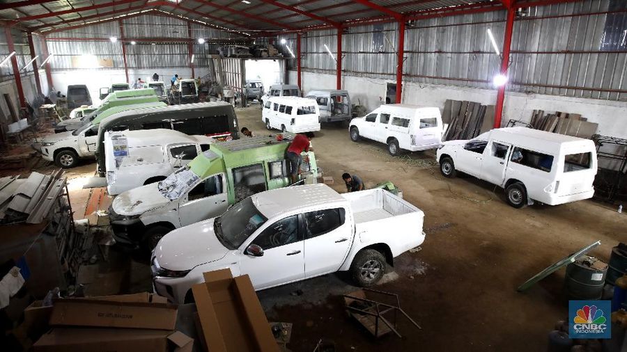 Pekerja menyelesaikan proses pemasangan fasilitas kesehatan didalam mobil ambulance dalam perakitan dikawasan Babelan, Kebupaten Bekasi, Jawa Barat, Senin (28/9/2020). (CNBC Indonesia/Tri Susilo) 

Perakitan mobil ambulance dengan bermacam jenis dan tipe yang dikerjakan di workshop ini.

Semakin meningkatnya jumlah penambahan kasus positif Covid-19 per harinya berdampak pada meningkatnya pemenuhan kebutuhan alat kesehatan untuk membantu kinerja para tenaga kesehatan di lapangan.

Salah satunya kebutuhan armada mobil ambulans. Mobil yang digunakan untuk membawa pasien ke rumah sakit rujukan ini mengalami peningkatan pemesanan dari seluruh daerah di Indonesia.

Yasin (52 tahun), salah satu pegawai di perusahaan karoseri khusus mobil ambulans di kawasan Bekasi, Jawa Barat mengatakan, pemesanan mobil ambulans di perusahaannya meningkat tajam hingga 100 persen saat pandemi Covid-19 melanda Indonesia.

Menurutnya, per bulan sebelum pandemi Covid-19 pemesanan mobil ambulans hanya mencapai sekitar dua unit saja. Namun, semenjak Maret 2020 hingga saat ini pesanan unit ambulans semakin meningkat hingga mencapai 15 unit per bulan.

Harga yang ditawarkan juga beragam mulai dari dua puluh juta rupiah per unit hingga milliaran rupiah tergantung spesifikasi yang dipesan oleh pelanggan.

