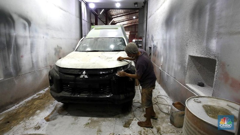 Pekerja menyelesaikan proses pemasangan fasilitas kesehatan didalam mobil ambulance dalam perakitan dikawasan Babelan, Kebupaten Bekasi, Jawa Barat, Senin (28/9/2020). (CNBC Indonesia/Tri Susilo) 

Perakitan mobil ambulance dengan bermacam jenis dan tipe yang dikerjakan di workshop ini.

Semakin meningkatnya jumlah penambahan kasus positif Covid-19 per harinya berdampak pada meningkatnya pemenuhan kebutuhan alat kesehatan untuk membantu kinerja para tenaga kesehatan di lapangan.

Salah satunya kebutuhan armada mobil ambulans. Mobil yang digunakan untuk membawa pasien ke rumah sakit rujukan ini mengalami peningkatan pemesanan dari seluruh daerah di Indonesia.

Yasin (52 tahun), salah satu pegawai di perusahaan karoseri khusus mobil ambulans di kawasan Bekasi, Jawa Barat mengatakan, pemesanan mobil ambulans di perusahaannya meningkat tajam hingga 100 persen saat pandemi Covid-19 melanda Indonesia.

Menurutnya, per bulan sebelum pandemi Covid-19 pemesanan mobil ambulans hanya mencapai sekitar dua unit saja. Namun, semenjak Maret 2020 hingga saat ini pesanan unit ambulans semakin meningkat hingga mencapai 15 unit per bulan.

Harga yang ditawarkan juga beragam mulai dari dua puluh juta rupiah per unit hingga milliaran rupiah tergantung spesifikasi yang dipesan oleh pelanggan.

