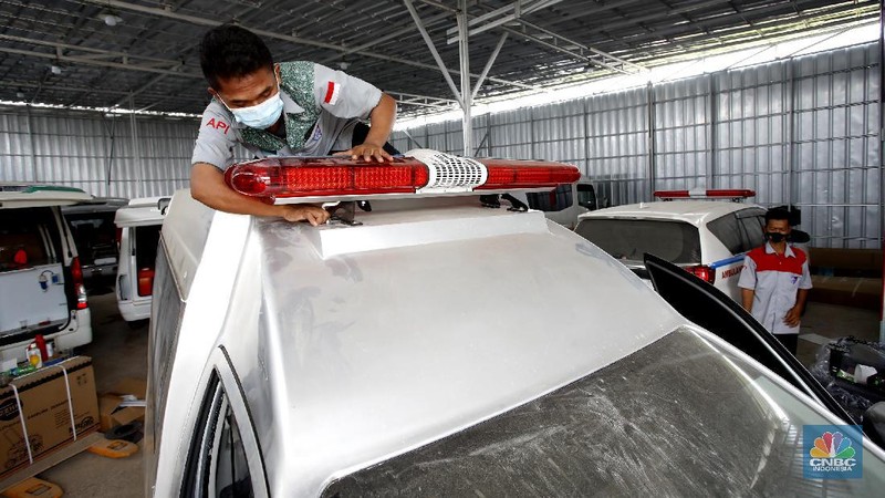 Pekerja menyelesaikan proses pemasangan fasilitas kesehatan didalam mobil ambulance dalam perakitan dikawasan Babelan, Kebupaten Bekasi, Jawa Barat, Senin (28/9/2020). (CNBC Indonesia/Tri Susilo) 

Perakitan mobil ambulance dengan bermacam jenis dan tipe yang dikerjakan di workshop ini.

Semakin meningkatnya jumlah penambahan kasus positif Covid-19 per harinya berdampak pada meningkatnya pemenuhan kebutuhan alat kesehatan untuk membantu kinerja para tenaga kesehatan di lapangan.

Salah satunya kebutuhan armada mobil ambulans. Mobil yang digunakan untuk membawa pasien ke rumah sakit rujukan ini mengalami peningkatan pemesanan dari seluruh daerah di Indonesia.

Yasin (52 tahun), salah satu pegawai di perusahaan karoseri khusus mobil ambulans di kawasan Bekasi, Jawa Barat mengatakan, pemesanan mobil ambulans di perusahaannya meningkat tajam hingga 100 persen saat pandemi Covid-19 melanda Indonesia.

Menurutnya, per bulan sebelum pandemi Covid-19 pemesanan mobil ambulans hanya mencapai sekitar dua unit saja. Namun, semenjak Maret 2020 hingga saat ini pesanan unit ambulans semakin meningkat hingga mencapai 15 unit per bulan.

Harga yang ditawarkan juga beragam mulai dari dua puluh juta rupiah per unit hingga milliaran rupiah tergantung spesifikasi yang dipesan oleh pelanggan.

