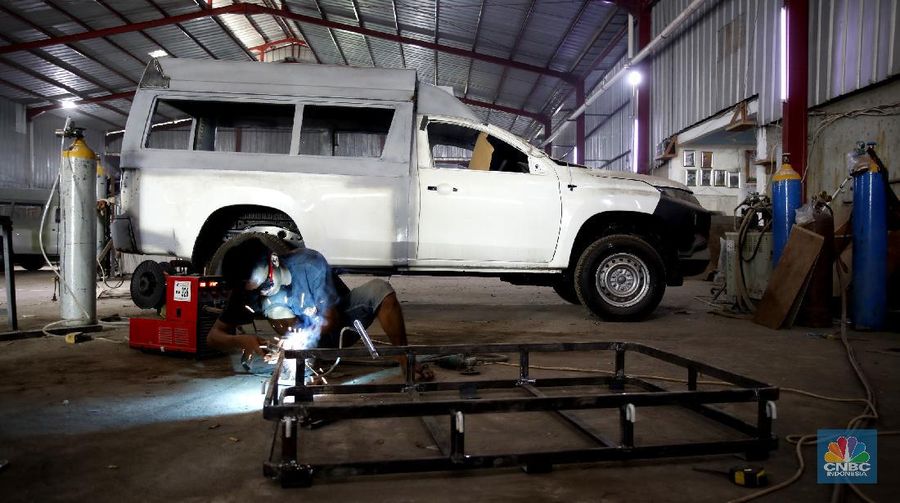 Pekerja menyelesaikan proses pemasangan fasilitas kesehatan didalam mobil ambulance dalam perakitan dikawasan Babelan, Kebupaten Bekasi, Jawa Barat, Senin (28/9/2020). (CNBC Indonesia/Tri Susilo) 

Perakitan mobil ambulance dengan bermacam jenis dan tipe yang dikerjakan di workshop ini.

Semakin meningkatnya jumlah penambahan kasus positif Covid-19 per harinya berdampak pada meningkatnya pemenuhan kebutuhan alat kesehatan untuk membantu kinerja para tenaga kesehatan di lapangan.

Salah satunya kebutuhan armada mobil ambulans. Mobil yang digunakan untuk membawa pasien ke rumah sakit rujukan ini mengalami peningkatan pemesanan dari seluruh daerah di Indonesia.

Yasin (52 tahun), salah satu pegawai di perusahaan karoseri khusus mobil ambulans di kawasan Bekasi, Jawa Barat mengatakan, pemesanan mobil ambulans di perusahaannya meningkat tajam hingga 100 persen saat pandemi Covid-19 melanda Indonesia.

Menurutnya, per bulan sebelum pandemi Covid-19 pemesanan mobil ambulans hanya mencapai sekitar dua unit saja. Namun, semenjak Maret 2020 hingga saat ini pesanan unit ambulans semakin meningkat hingga mencapai 15 unit per bulan.

Harga yang ditawarkan juga beragam mulai dari dua puluh juta rupiah per unit hingga milliaran rupiah tergantung spesifikasi yang dipesan oleh pelanggan.

