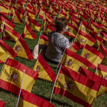 Ribuan Bendera Spanyol Dipasang untuk Kenang Korban Covid