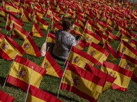 Ribuan Bendera Spanyol Dipasang untuk Kenang Korban Covid