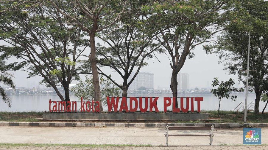 Suasana taman Waduk Pluit Jakarta Utara, Senin 28/9. Pantauan CNBC Indonesia belasan pasukan orange turun menyapu taman. Sebelumnya diberitakan di Detikcom, kondisi Waduk Pluit tampak memprihatinkan Sampah-sampah berserakan dan sejumlah fasilitas di kawasan itu tampak rusak dan tak terawat. Dulu waduk Pluit sempat berubah imagenya dari kawasan kumuh menjadi taman yang menarik di Kawasan Jakarta Utara. Sekarang karena adanya peraturan PSBB yang dilakukan ketat di Jakarta membuat waduk Pluit seperti tak terawat dan sudah rusak. Pohon-pohon kering banyak berserakan di tanah. Aktifitas pengerukan lumpur juga terlihat untuk mengantisipasi banjir.   (CNBC Indonesia/ Muhammad Sabki)