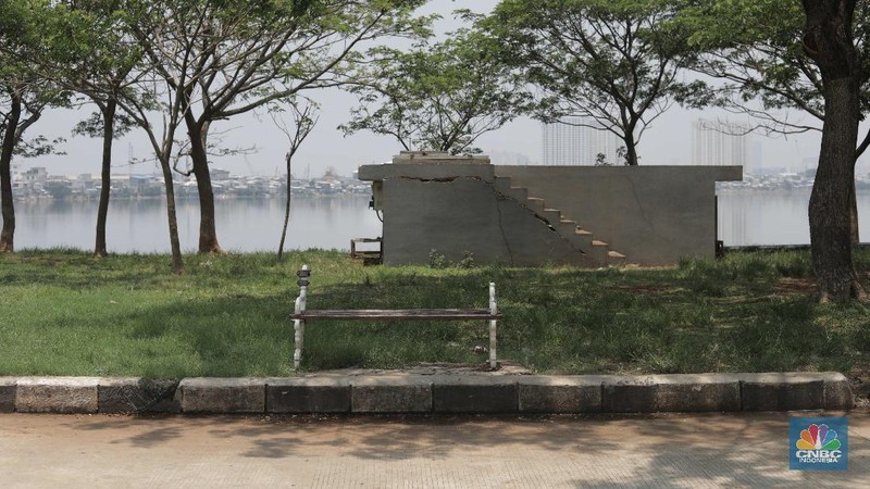 Suasana taman Waduk Pluit Jakarta Utara, Senin 28/9. Pantauan CNBC Indonesia belasan pasukan orange turun menyapu taman. Sebelumnya diberitakan di Detikcom, kondisi Waduk Pluit tampak memprihatinkan Sampah-sampah berserakan dan sejumlah fasilitas di kawasan itu tampak rusak dan tak terawat. Dulu waduk Pluit sempat berubah imagenya dari kawasan kumuh menjadi taman yang menarik di Kawasan Jakarta Utara. Sekarang karena adanya peraturan PSBB yang dilakukan ketat di Jakarta membuat waduk Pluit seperti tak terawat dan sudah rusak. Pohon-pohon kering banyak berserakan di tanah. Aktifitas pengerukan lumpur juga terlihat untuk mengantisipasi banjir.   (CNBC Indonesia/ Muhammad Sabki)