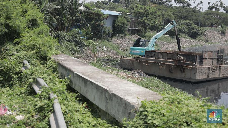 Suasana taman Waduk Pluit Jakarta Utara, Senin 28/9. Pantauan CNBC Indonesia belasan pasukan orange turun menyapu taman. Sebelumnya diberitakan di Detikcom, kondisi Waduk Pluit tampak memprihatinkan Sampah-sampah berserakan dan sejumlah fasilitas di kawasan itu tampak rusak dan tak terawat. Dulu waduk Pluit sempat berubah imagenya dari kawasan kumuh menjadi taman yang menarik di Kawasan Jakarta Utara. Sekarang karena adanya peraturan PSBB yang dilakukan ketat di Jakarta membuat waduk Pluit seperti tak terawat dan sudah rusak. Pohon-pohon kering banyak berserakan di tanah. Aktifitas pengerukan lumpur juga terlihat untuk mengantisipasi banjir.   (CNBC Indonesia/ Muhammad Sabki)