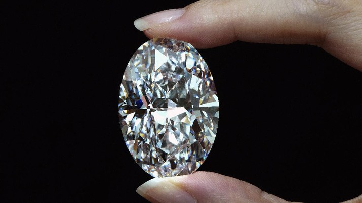 Berlian 102 Karat yang Dilelang Di Sotheby's A 102.39 carat, D color, flawless diamond is displayed by a model at a Sotheby’s auction room in Hong Kong Monday, Sept. 28, 2020. It is the first time that a diamond this size and caliber will be actioned without reservations in history. (AP Photo/Vincent Yu)