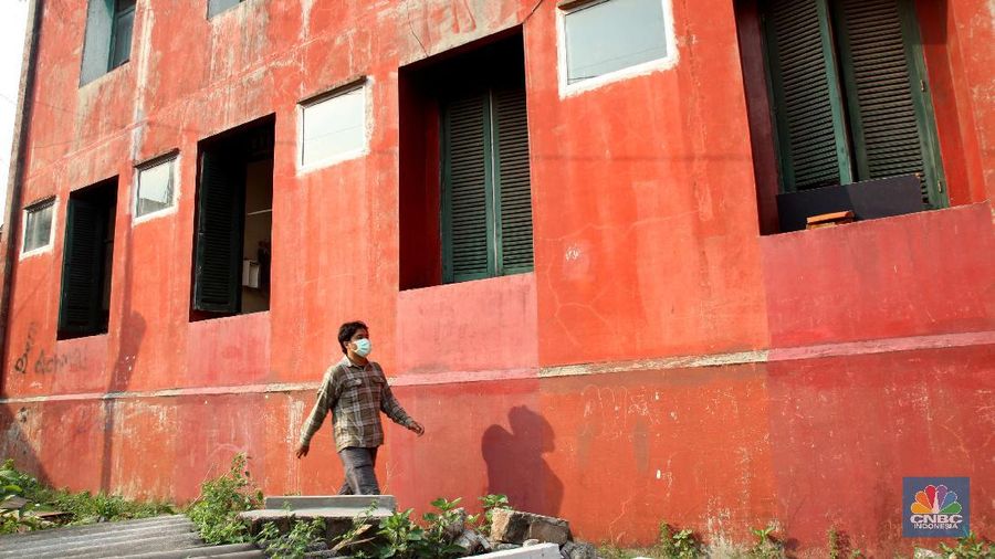 Warga melintas di depan kosan yang disewakan di Kawasan Kampus Universitas UIN Syarif Hidayatullah, Tangerang, Banten, Selasa (29/9). Dampak pandemi COVID-19, sejumlah sektor ekonomi terkena imbasnya, seperti halnya pada bisnis kos-kosan yang ada di wilayah lingkungan kampus UIN Ciputat, Tangerang Selatan. Seperti Diketahui selama pandemi COVID-19 ini, sebagian perguruan tinggi di Jawa Barat melangsungkan kegiatan belajar secara virtual. Banyak mahasiswa perantau memilih untuk kembali ke kampung halaman, terlebih kondisi ini telah berlangsung cukup a melaksanakan kelas online. Akmal (38) salah satu pengelola kosan mengatakan selama pandemi COVID-19 ini, sejumlah kamar yang dijaganya sudah lama kosong karena ditinggalkan penghuninya. Menurutnya hal ini terjadi semenjak perkuliahan tatap muka di kampus digantikan dengan cara virtual atau online. 
