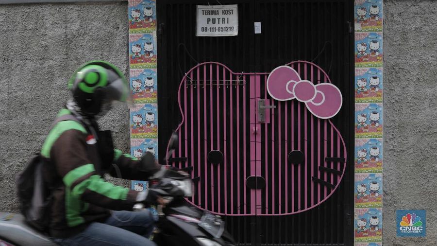 Warga melintas di depan kosan yang disewakan di Kawasan Kampus Universitas UIN Syarif Hidayatullah, Tangerang, Banten, Selasa (29/9). Dampak pandemi COVID-19, sejumlah sektor ekonomi terkena imbasnya, seperti halnya pada bisnis kos-kosan yang ada di wilayah lingkungan kampus UIN Ciputat, Tangerang Selatan. Seperti Diketahui selama pandemi COVID-19 ini, sebagian perguruan tinggi di Jawa Barat melangsungkan kegiatan belajar secara virtual. Banyak mahasiswa perantau memilih untuk kembali ke kampung halaman, terlebih kondisi ini telah berlangsung cukup a melaksanakan kelas online. Akmal (38) salah satu pengelola kosan mengatakan selama pandemi COVID-19 ini, sejumlah kamar yang dijaganya sudah lama kosong karena ditinggalkan penghuninya. Menurutnya hal ini terjadi semenjak perkuliahan tatap muka di kampus digantikan dengan cara virtual atau online. 