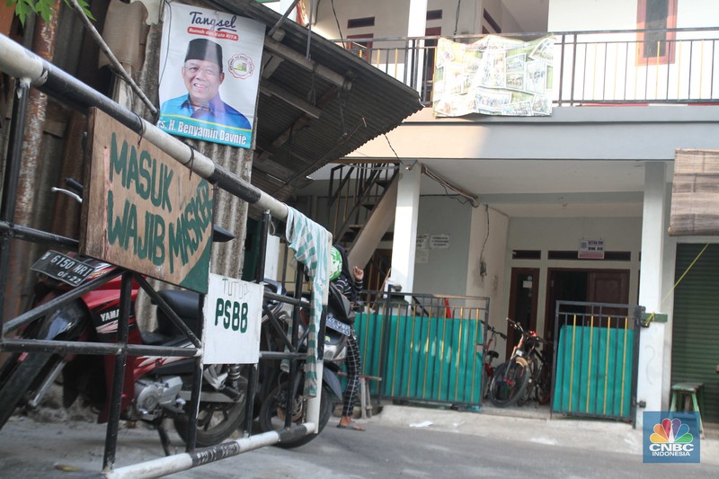 Warga melintas di depan kosan yang disewakan di Kawasan Kampus Universitas UIN Syarif Hidayatullah, Tangerang, Banten, Selasa (29/9). Dampak pandemi COVID-19, sejumlah sektor ekonomi terkena imbasnya, seperti halnya pada bisnis kos-kosan yang ada di wilayah lingkungan kampus UIN Ciputat, Tangerang Selatan. Seperti Diketahui selama pandemi COVID-19 ini, sebagian perguruan tinggi di Jawa Barat melangsungkan kegiatan belajar secara virtual. Banyak mahasiswa perantau memilih untuk kembali ke kampung halaman, terlebih kondisi ini telah berlangsung cukup a melaksanakan kelas online. Akmal (38) salah satu pengelola kosan mengatakan selama pandemi COVID-19 ini, sejumlah kamar yang dijaganya sudah lama kosong karena ditinggalkan penghuninya. Menurutnya hal ini terjadi semenjak perkuliahan tatap muka di kampus digantikan dengan cara virtual atau online. 