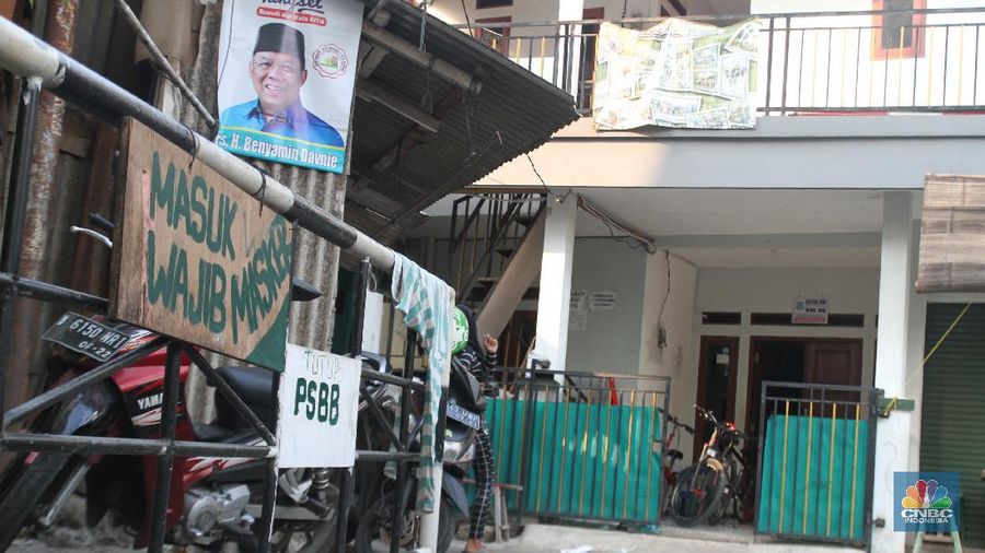 Warga melintas di depan kosan yang disewakan di Kawasan Kampus Universitas UIN Syarif Hidayatullah, Tangerang, Banten, Selasa (29/9). Dampak pandemi COVID-19, sejumlah sektor ekonomi terkena imbasnya, seperti halnya pada bisnis kos-kosan yang ada di wilayah lingkungan kampus UIN Ciputat, Tangerang Selatan. Seperti Diketahui selama pandemi COVID-19 ini, sebagian perguruan tinggi di Jawa Barat melangsungkan kegiatan belajar secara virtual. Banyak mahasiswa perantau memilih untuk kembali ke kampung halaman, terlebih kondisi ini telah berlangsung cukup a melaksanakan kelas online. Akmal (38) salah satu pengelola kosan mengatakan selama pandemi COVID-19 ini, sejumlah kamar yang dijaganya sudah lama kosong karena ditinggalkan penghuninya. Menurutnya hal ini terjadi semenjak perkuliahan tatap muka di kampus digantikan dengan cara virtual atau online. 