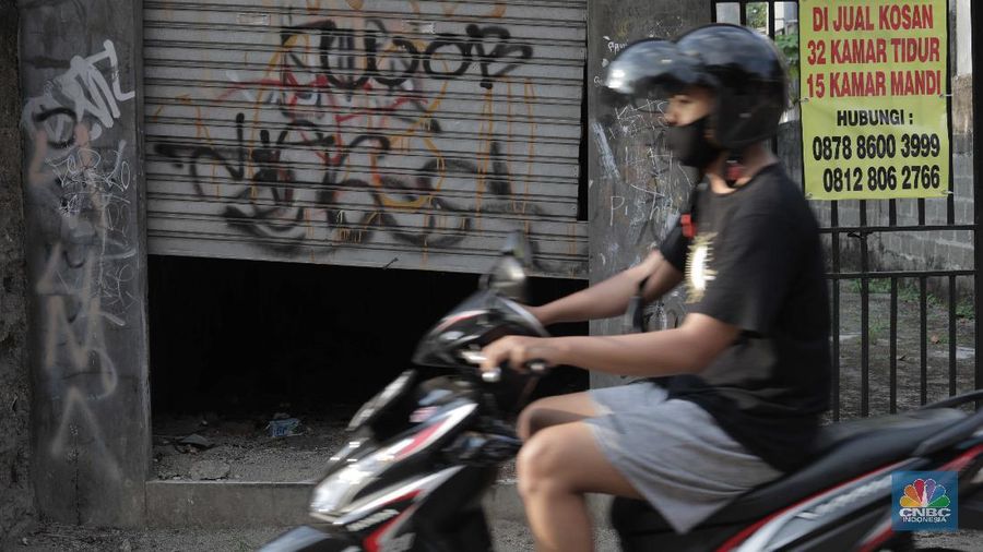Warga melintas di depan kosan yang disewakan di Kawasan Kampus Universitas UIN Syarif Hidayatullah, Tangerang, Banten, Selasa (29/9). Dampak pandemi COVID-19, sejumlah sektor ekonomi terkena imbasnya, seperti halnya pada bisnis kos-kosan yang ada di wilayah lingkungan kampus UIN Ciputat, Tangerang Selatan. Seperti Diketahui selama pandemi COVID-19 ini, sebagian perguruan tinggi di Jawa Barat melangsungkan kegiatan belajar secara virtual. Banyak mahasiswa perantau memilih untuk kembali ke kampung halaman, terlebih kondisi ini telah berlangsung cukup a melaksanakan kelas online. Akmal (38) salah satu pengelola kosan mengatakan selama pandemi COVID-19 ini, sejumlah kamar yang dijaganya sudah lama kosong karena ditinggalkan penghuninya. Menurutnya hal ini terjadi semenjak perkuliahan tatap muka di kampus digantikan dengan cara virtual atau online.