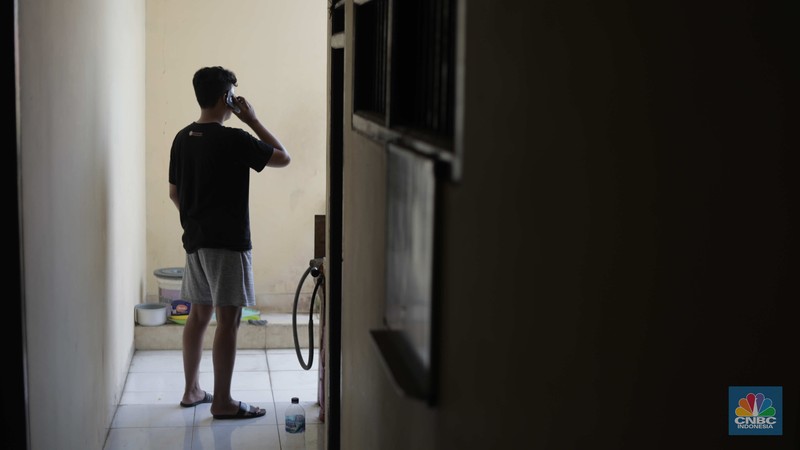 Warga melintas di depan kosan yang disewakan di Kawasan Kampus Universitas UIN Syarif Hidayatullah, Tangerang, Banten, Selasa (29/9). Dampak pandemi COVID-19, sejumlah sektor ekonomi terkena imbasnya, seperti halnya pada bisnis kos-kosan yang ada di wilayah lingkungan kampus UIN Ciputat, Tangerang Selatan. Seperti Diketahui selama pandemi COVID-19 ini, sebagian perguruan tinggi di Jawa Barat melangsungkan kegiatan belajar secara virtual. Banyak mahasiswa perantau memilih untuk kembali ke kampung halaman, terlebih kondisi ini telah berlangsung cukup a melaksanakan kelas online. Akmal (38) salah satu pengelola kosan mengatakan selama pandemi COVID-19 ini, sejumlah kamar yang dijaganya sudah lama kosong karena ditinggalkan penghuninya. Menurutnya hal ini terjadi semenjak perkuliahan tatap muka di kampus digantikan dengan cara virtual atau online. 