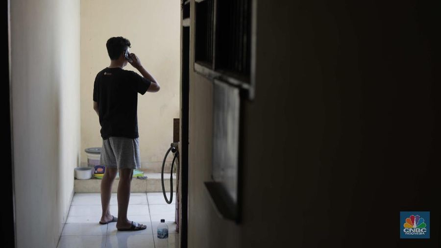 Warga melintas di depan kosan yang disewakan di Kawasan Kampus Universitas UIN Syarif Hidayatullah, Tangerang, Banten, Selasa (29/9). Dampak pandemi COVID-19, sejumlah sektor ekonomi terkena imbasnya, seperti halnya pada bisnis kos-kosan yang ada di wilayah lingkungan kampus UIN Ciputat, Tangerang Selatan. Seperti Diketahui selama pandemi COVID-19 ini, sebagian perguruan tinggi di Jawa Barat melangsungkan kegiatan belajar secara virtual. Banyak mahasiswa perantau memilih untuk kembali ke kampung halaman, terlebih kondisi ini telah berlangsung cukup a melaksanakan kelas online. Akmal (38) salah satu pengelola kosan mengatakan selama pandemi COVID-19 ini, sejumlah kamar yang dijaganya sudah lama kosong karena ditinggalkan penghuninya. Menurutnya hal ini terjadi semenjak perkuliahan tatap muka di kampus digantikan dengan cara virtual atau online. 