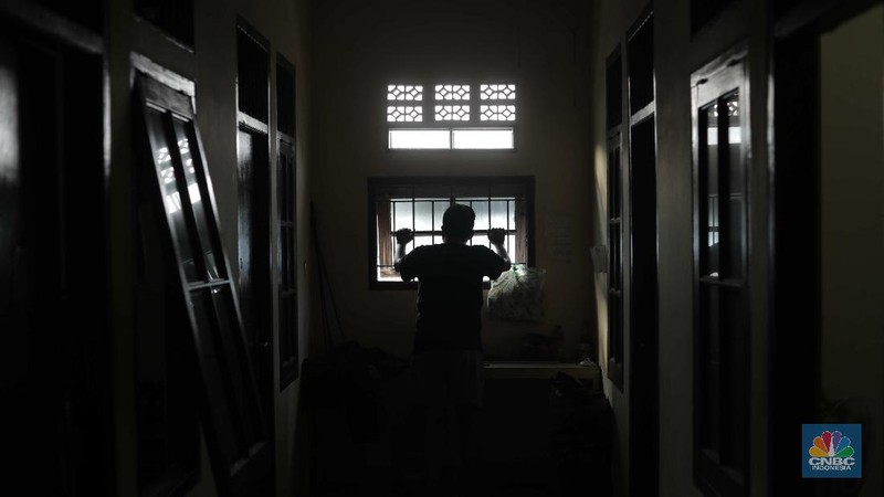 Warga melintas di depan kosan yang disewakan di Kawasan Kampus Universitas UIN Syarif Hidayatullah, Tangerang, Banten, Selasa (29/9). Dampak pandemi COVID-19, sejumlah sektor ekonomi terkena imbasnya, seperti halnya pada bisnis kos-kosan yang ada di wilayah lingkungan kampus UIN Ciputat, Tangerang Selatan. Seperti Diketahui selama pandemi COVID-19 ini, sebagian perguruan tinggi di Jawa Barat melangsungkan kegiatan belajar secara virtual. Banyak mahasiswa perantau memilih untuk kembali ke kampung halaman, terlebih kondisi ini telah berlangsung cukup a melaksanakan kelas online. Akmal (38) salah satu pengelola kosan mengatakan selama pandemi COVID-19 ini, sejumlah kamar yang dijaganya sudah lama kosong karena ditinggalkan penghuninya. Menurutnya hal ini terjadi semenjak perkuliahan tatap muka di kampus digantikan dengan cara virtual atau online. 