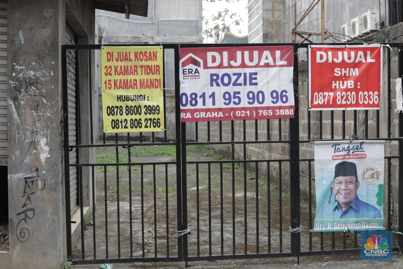 Warga melintas di depan kosan yang disewakan di Kawasan Kampus Universitas UIN Syarif Hidayatullah, Tangerang, Banten, Selasa (29/9). Dampak pandemi COVID-19, sejumlah sektor ekonomi terkena imbasnya, seperti halnya pada bisnis kos-kosan yang ada di wilayah lingkungan kampus UIN Ciputat, Tangerang Selatan. Seperti Diketahui selama pandemi COVID-19 ini, sebagian perguruan tinggi di Jawa Barat melangsungkan kegiatan belajar secara virtual. Banyak mahasiswa perantau memilih untuk kembali ke kampung halaman, terlebih kondisi ini telah berlangsung cukup a melaksanakan kelas online. Akmal (38) salah satu pengelola kosan mengatakan selama pandemi COVID-19 ini, sejumlah kamar yang dijaganya sudah lama kosong karena ditinggalkan penghuninya. Menurutnya hal ini terjadi semenjak perkuliahan tatap muka di kampus digantikan dengan cara virtual atau online. 