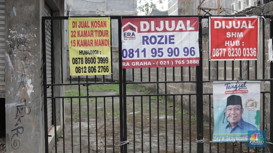 Warga melintas di depan kosan yang disewakan di Kawasan Kampus Universitas UIN Syarif Hidayatullah, Tangerang, Banten, Selasa (29/9). Dampak pandemi COVID-19, sejumlah sektor ekonomi terkena imbasnya, seperti halnya pada bisnis kos-kosan yang ada di wilayah lingkungan kampus UIN Ciputat, Tangerang Selatan. Seperti Diketahui selama pandemi COVID-19 ini, sebagian perguruan tinggi di Jawa Barat melangsungkan kegiatan belajar secara virtual. Banyak mahasiswa perantau memilih untuk kembali ke kampung halaman, terlebih kondisi ini telah berlangsung cukup a melaksanakan kelas online. Akmal (38) salah satu pengelola kosan mengatakan selama pandemi COVID-19 ini, sejumlah kamar yang dijaganya sudah lama kosong karena ditinggalkan penghuninya. Menurutnya hal ini terjadi semenjak perkuliahan tatap muka di kampus digantikan dengan cara virtual atau online. 