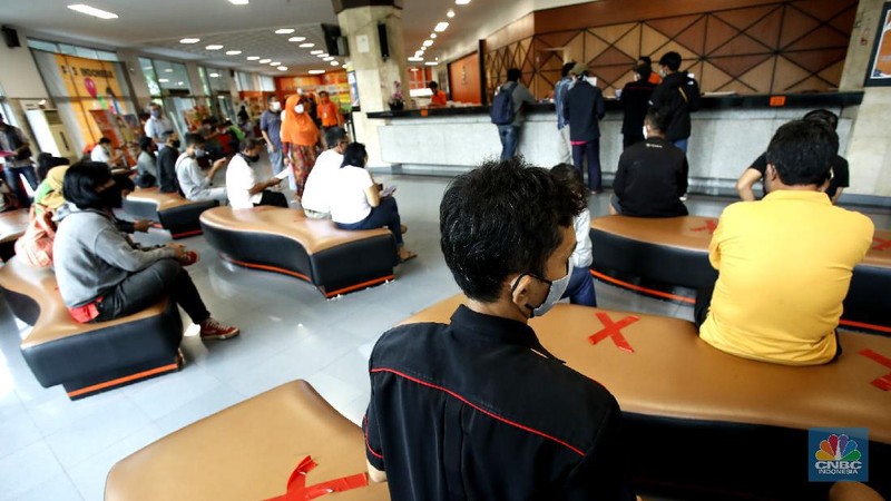 Pekerja PT Pos Indonesia mengemas barang yang akan dikirim ke berbagai daerah di Indonesia, Selasa (29/9/2020). 

Asosiasi Perusahaan Jasa Pengiriman Ekspres, Pos dan Logistik Indonesia menyampaikan pada masa pandemi Covid-19 perusahaan yang melayani kiriman barang antar pelanggan (customer to customer) serta pebisnis ke pelanggan (business to customer) cenderung naik.

Asosiasi Perusahaan Jasa Pengiriman Ekspres, Pos dan Logistik (Asperindo) mengungkapkan walaupun hampir seluruh aktivitas investasi dan ekspansi bisnis jasa pengiriman ekspres tertunda karena pandemi Covid-19, tetap ada sejumlah perusahaan jasa kurir yang melakukan ekspansi.

Ketua DPP Asperindo Mohammad Feriadi mengatakan jasa pengiriman ekspres sangat dibutuhkan masyarakat di tengah Pembatasan Sosial Berskala Besar (PSBB) di wilayah DKI Jakarta terutama.  

Menurut pandangan kami ini ekspansi di tengah mode survival sangat positif mengingat jasa pengiriman memang sangat dibutuhkan oleh masyarakat saat PSBB, perekonomian harus tetap berjalan dan jasa pengiriman ada dalam ekosistem,