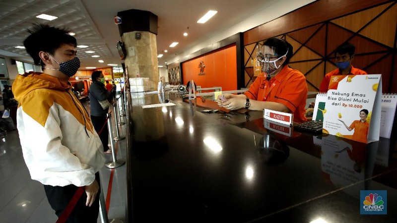 Pekerja PT Pos Indonesia mengemas barang yang akan dikirim ke berbagai daerah di Indonesia, Selasa (29/9/2020). 

Asosiasi Perusahaan Jasa Pengiriman Ekspres, Pos dan Logistik Indonesia menyampaikan pada masa pandemi Covid-19 perusahaan yang melayani kiriman barang antar pelanggan (customer to customer) serta pebisnis ke pelanggan (business to customer) cenderung naik.

Asosiasi Perusahaan Jasa Pengiriman Ekspres, Pos dan Logistik (Asperindo) mengungkapkan walaupun hampir seluruh aktivitas investasi dan ekspansi bisnis jasa pengiriman ekspres tertunda karena pandemi Covid-19, tetap ada sejumlah perusahaan jasa kurir yang melakukan ekspansi.

Ketua DPP Asperindo Mohammad Feriadi mengatakan jasa pengiriman ekspres sangat dibutuhkan masyarakat di tengah Pembatasan Sosial Berskala Besar (PSBB) di wilayah DKI Jakarta terutama.  

Menurut pandangan kami ini ekspansi di tengah mode survival sangat positif mengingat jasa pengiriman memang sangat dibutuhkan oleh masyarakat saat PSBB, perekonomian harus tetap berjalan dan jasa pengiriman ada dalam ekosistem,