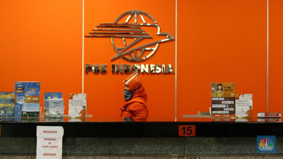 Pekerja PT Pos Indonesia mengemas barang yang akan dikirim ke berbagai daerah di Indonesia, Selasa (29/9/2020).
Asosiasi Perusahaan Jasa Pengiriman Ekspres, Pos dan Logistik Indonesia menyampaikan pada masa pandemi Covid-19 perusahaan yang melayani kiriman barang antar pelanggan (customer to customer) serta pebisnis ke pelanggan (business to customer) cenderung naik.
Asosiasi Perusahaan Jasa Pengiriman Ekspres, Pos dan Logistik (Asperindo) mengungkapkan walaupun hampir seluruh aktivitas investasi dan ekspansi bisnis jasa pengiriman ekspres tertunda karena pandemi Covid-19, tetap ada sejumlah perusahaan jasa kurir yang melakukan ekspansi.
Ketua DPP Asperindo Mohammad Feriadi mengatakan jasa pengiriman ekspres sangat dibutuhkan masyarakat di tengah Pembatasan Sosial Berskala Besar (PSBB) di wilayah DKI Jakarta terutama.
Menurut pandangan kami ini ekspansi di tengah mode survival sangat positif mengingat jasa pengiriman memang sangat dibutuhkan oleh masyarakat saat PSBB, perekonomian harus tetap berjalan dan jasa pengiriman ada dalam ekosistem,