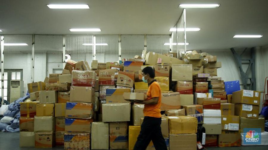 Pekerja PT Pos Indonesia mengemas barang yang akan dikirim ke berbagai daerah di Indonesia, Selasa (29/9/2020). 

Asosiasi Perusahaan Jasa Pengiriman Ekspres, Pos dan Logistik Indonesia menyampaikan pada masa pandemi Covid-19 perusahaan yang melayani kiriman barang antar pelanggan (customer to customer) serta pebisnis ke pelanggan (business to customer) cenderung naik.

Asosiasi Perusahaan Jasa Pengiriman Ekspres, Pos dan Logistik (Asperindo) mengungkapkan walaupun hampir seluruh aktivitas investasi dan ekspansi bisnis jasa pengiriman ekspres tertunda karena pandemi Covid-19, tetap ada sejumlah perusahaan jasa kurir yang melakukan ekspansi.

Ketua DPP Asperindo Mohammad Feriadi mengatakan jasa pengiriman ekspres sangat dibutuhkan masyarakat di tengah Pembatasan Sosial Berskala Besar (PSBB) di wilayah DKI Jakarta terutama.  

Menurut pandangan kami ini ekspansi di tengah mode survival sangat positif mengingat jasa pengiriman memang sangat dibutuhkan oleh masyarakat saat PSBB, perekonomian harus tetap berjalan dan jasa pengiriman ada dalam ekosistem,