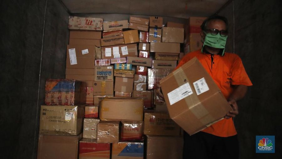 Pekerja PT Pos Indonesia mengemas barang yang akan dikirim ke berbagai daerah di Indonesia, Selasa (29/9/2020).
Asosiasi Perusahaan Jasa Pengiriman Ekspres, Pos dan Logistik Indonesia menyampaikan pada masa pandemi Covid-19 perusahaan yang melayani kiriman barang antar pelanggan (customer to customer) serta pebisnis ke pelanggan (business to customer) cenderung naik.
Asosiasi Perusahaan Jasa Pengiriman Ekspres, Pos dan Logistik (Asperindo) mengungkapkan walaupun hampir seluruh aktivitas investasi dan ekspansi bisnis jasa pengiriman ekspres tertunda karena pandemi Covid-19, tetap ada sejumlah perusahaan jasa kurir yang melakukan ekspansi.
Ketua DPP Asperindo Mohammad Feriadi mengatakan jasa pengiriman ekspres sangat dibutuhkan masyarakat di tengah Pembatasan Sosial Berskala Besar (PSBB) di wilayah DKI Jakarta terutama.
Menurut pandangan kami ini ekspansi di tengah mode survival sangat positif mengingat jasa pengiriman memang sangat dibutuhkan oleh masyarakat saat PSBB, perekonomian harus tetap berjalan dan jasa pengiriman ada dalam ekosistem,