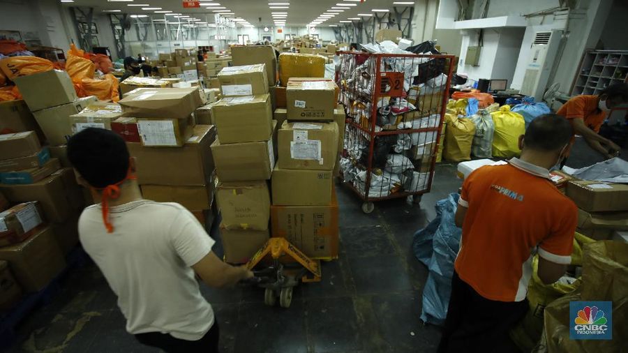 Pekerja PT Pos Indonesia mengemas barang yang akan dikirim ke berbagai daerah di Indonesia, Selasa (29/9/2020). 

Asosiasi Perusahaan Jasa Pengiriman Ekspres, Pos dan Logistik Indonesia menyampaikan pada masa pandemi Covid-19 perusahaan yang melayani kiriman barang antar pelanggan (customer to customer) serta pebisnis ke pelanggan (business to customer) cenderung naik.

Asosiasi Perusahaan Jasa Pengiriman Ekspres, Pos dan Logistik (Asperindo) mengungkapkan walaupun hampir seluruh aktivitas investasi dan ekspansi bisnis jasa pengiriman ekspres tertunda karena pandemi Covid-19, tetap ada sejumlah perusahaan jasa kurir yang melakukan ekspansi.

Ketua DPP Asperindo Mohammad Feriadi mengatakan jasa pengiriman ekspres sangat dibutuhkan masyarakat di tengah Pembatasan Sosial Berskala Besar (PSBB) di wilayah DKI Jakarta terutama.  

Menurut pandangan kami ini ekspansi di tengah mode survival sangat positif mengingat jasa pengiriman memang sangat dibutuhkan oleh masyarakat saat PSBB, perekonomian harus tetap berjalan dan jasa pengiriman ada dalam ekosistem,