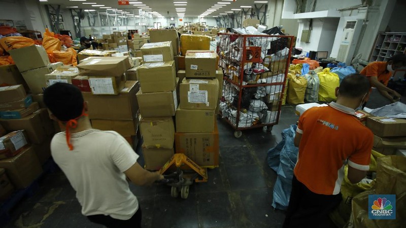 Pekerja PT Pos Indonesia mengemas barang yang akan dikirim ke berbagai daerah di Indonesia, Selasa (29/9/2020). 

Asosiasi Perusahaan Jasa Pengiriman Ekspres, Pos dan Logistik Indonesia menyampaikan pada masa pandemi Covid-19 perusahaan yang melayani kiriman barang antar pelanggan (customer to customer) serta pebisnis ke pelanggan (business to customer) cenderung naik.

Asosiasi Perusahaan Jasa Pengiriman Ekspres, Pos dan Logistik (Asperindo) mengungkapkan walaupun hampir seluruh aktivitas investasi dan ekspansi bisnis jasa pengiriman ekspres tertunda karena pandemi Covid-19, tetap ada sejumlah perusahaan jasa kurir yang melakukan ekspansi.

Ketua DPP Asperindo Mohammad Feriadi mengatakan jasa pengiriman ekspres sangat dibutuhkan masyarakat di tengah Pembatasan Sosial Berskala Besar (PSBB) di wilayah DKI Jakarta terutama.  

Menurut pandangan kami ini ekspansi di tengah mode survival sangat positif mengingat jasa pengiriman memang sangat dibutuhkan oleh masyarakat saat PSBB, perekonomian harus tetap berjalan dan jasa pengiriman ada dalam ekosistem,