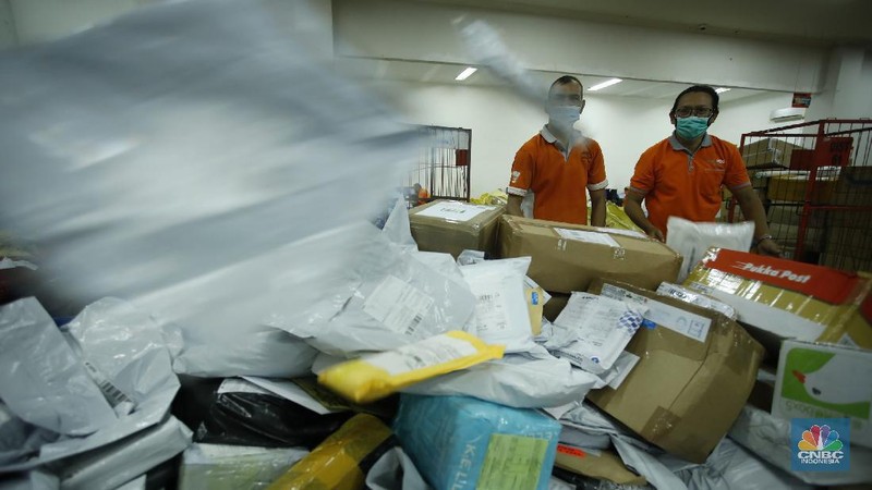 Pekerja PT Pos Indonesia mengemas barang yang akan dikirim ke berbagai daerah di Indonesia, Selasa (29/9/2020). 

Asosiasi Perusahaan Jasa Pengiriman Ekspres, Pos dan Logistik Indonesia menyampaikan pada masa pandemi Covid-19 perusahaan yang melayani kiriman barang antar pelanggan (customer to customer) serta pebisnis ke pelanggan (business to customer) cenderung naik.

Asosiasi Perusahaan Jasa Pengiriman Ekspres, Pos dan Logistik (Asperindo) mengungkapkan walaupun hampir seluruh aktivitas investasi dan ekspansi bisnis jasa pengiriman ekspres tertunda karena pandemi Covid-19, tetap ada sejumlah perusahaan jasa kurir yang melakukan ekspansi.

Ketua DPP Asperindo Mohammad Feriadi mengatakan jasa pengiriman ekspres sangat dibutuhkan masyarakat di tengah Pembatasan Sosial Berskala Besar (PSBB) di wilayah DKI Jakarta terutama.  

Menurut pandangan kami ini ekspansi di tengah mode survival sangat positif mengingat jasa pengiriman memang sangat dibutuhkan oleh masyarakat saat PSBB, perekonomian harus tetap berjalan dan jasa pengiriman ada dalam ekosistem,