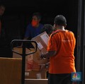 Pekerja PT Pos Indonesia mengemas barang yang akan dikirim ke berbagai daerah di Indonesia, Selasa (29/9/2020).