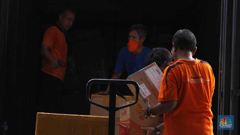 Pekerja PT Pos Indonesia mengemas barang yang akan dikirim ke berbagai daerah di Indonesia, Selasa (29/9/2020). 

Asosiasi Perusahaan Jasa Pengiriman Ekspres, Pos dan Logistik Indonesia menyampaikan pada masa pandemi Covid-19 perusahaan yang melayani kiriman barang antar pelanggan (customer to customer) serta pebisnis ke pelanggan (business to customer) cenderung naik.

Asosiasi Perusahaan Jasa Pengiriman Ekspres, Pos dan Logistik (Asperindo) mengungkapkan walaupun hampir seluruh aktivitas investasi dan ekspansi bisnis jasa pengiriman ekspres tertunda karena pandemi Covid-19, tetap ada sejumlah perusahaan jasa kurir yang melakukan ekspansi.

Ketua DPP Asperindo Mohammad Feriadi mengatakan jasa pengiriman ekspres sangat dibutuhkan masyarakat di tengah Pembatasan Sosial Berskala Besar (PSBB) di wilayah DKI Jakarta terutama.  

Menurut pandangan kami ini ekspansi di tengah mode survival sangat positif mengingat jasa pengiriman memang sangat dibutuhkan oleh masyarakat saat PSBB, perekonomian harus tetap berjalan dan jasa pengiriman ada dalam ekosistem,
