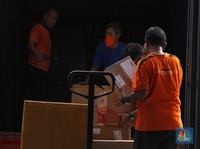 Pekerja PT Pos Indonesia mengemas barang yang akan dikirim ke berbagai daerah di Indonesia, Selasa (29/9/2020).