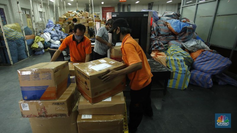 Pekerja PT Pos Indonesia mengemas barang yang akan dikirim ke berbagai daerah di Indonesia, Selasa (29/9/2020). 

Asosiasi Perusahaan Jasa Pengiriman Ekspres, Pos dan Logistik Indonesia menyampaikan pada masa pandemi Covid-19 perusahaan yang melayani kiriman barang antar pelanggan (customer to customer) serta pebisnis ke pelanggan (business to customer) cenderung naik.

Asosiasi Perusahaan Jasa Pengiriman Ekspres, Pos dan Logistik (Asperindo) mengungkapkan walaupun hampir seluruh aktivitas investasi dan ekspansi bisnis jasa pengiriman ekspres tertunda karena pandemi Covid-19, tetap ada sejumlah perusahaan jasa kurir yang melakukan ekspansi.

Ketua DPP Asperindo Mohammad Feriadi mengatakan jasa pengiriman ekspres sangat dibutuhkan masyarakat di tengah Pembatasan Sosial Berskala Besar (PSBB) di wilayah DKI Jakarta terutama.  

Menurut pandangan kami ini ekspansi di tengah mode survival sangat positif mengingat jasa pengiriman memang sangat dibutuhkan oleh masyarakat saat PSBB, perekonomian harus tetap berjalan dan jasa pengiriman ada dalam ekosistem,