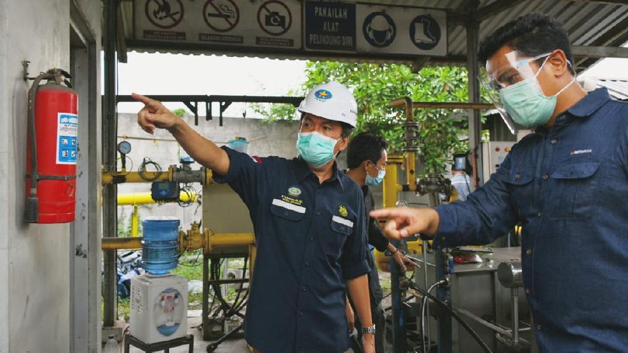 Kepala BPH Migas M Fanshurullah Asa dan Anggota Komisi VII DPR RI Ridwan Hisjam melakukan kunjungan kerja ke Demak untuk meninjau pembangunan pipa distribusi gas bumi milik PT Pertagas Niaga(25/09/2020).  (Dok. BPH Migas)